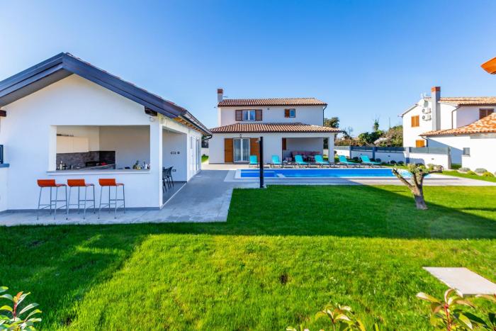 Villa Alba Rossa near Pula for 6 people with private 50 m2 pool only 1 km from the beach