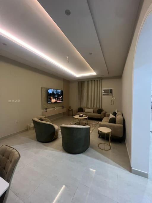 شقة انيقة فاخرة من 3 غرف وصالة دخول ذكي حي الربوة