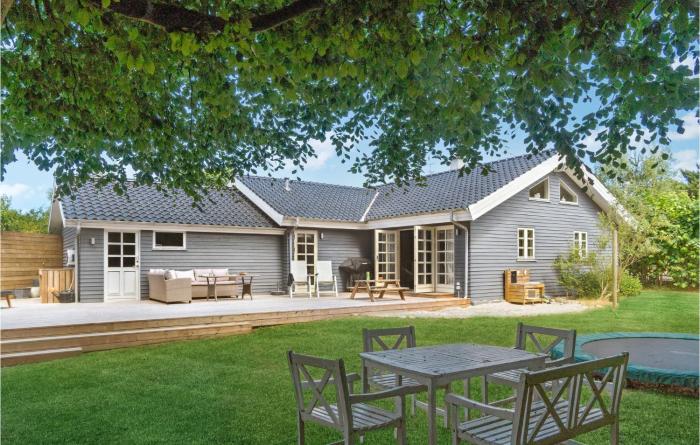 Cozy Home In Væggerløse With Sauna