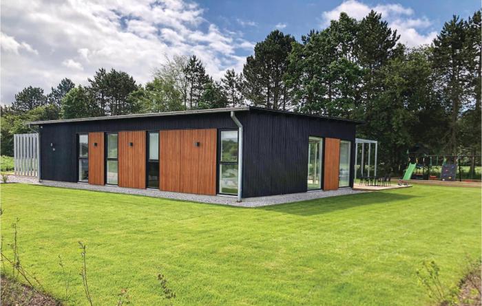 5 Bedroom Cozy Home In Glesborg