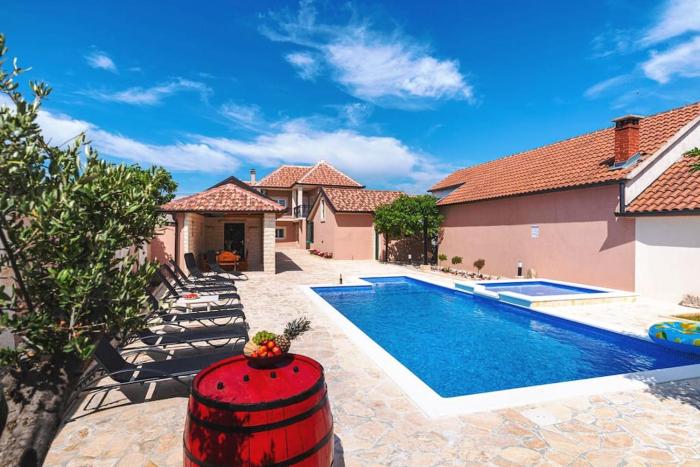 Atraktivna Villa Lana s dva bazena