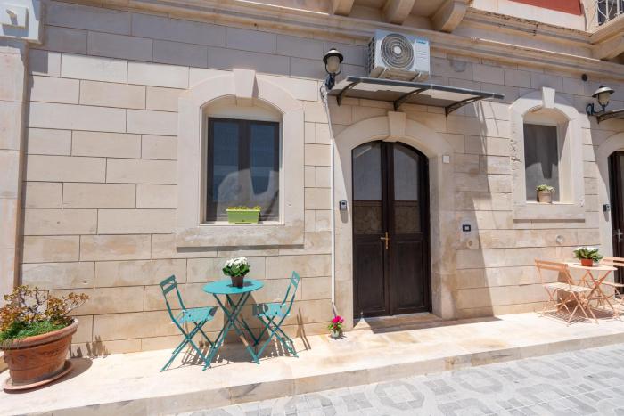 Paolino Home And Rooms