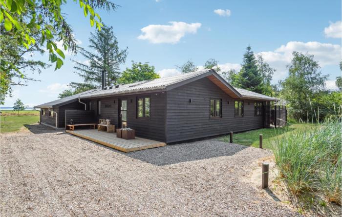 Cozy Home In Blåvand With Kitchen