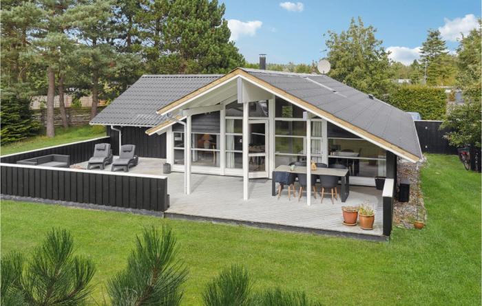 4 Bedroom Cozy Home In Væggerløse