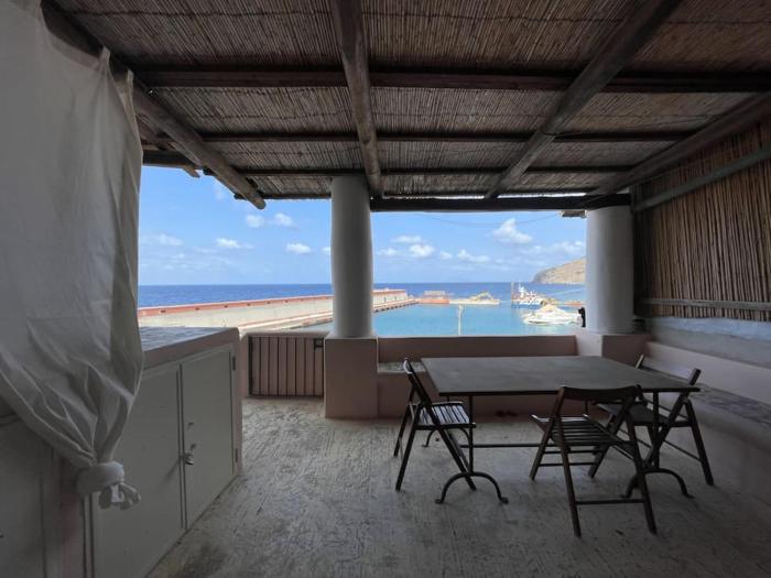 Casa Agave, sul porto di Malfa - Salina