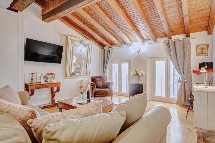 Heart of Pamplona Apartments I by clabao