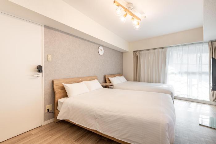 Higashi-Shinjuku 1012