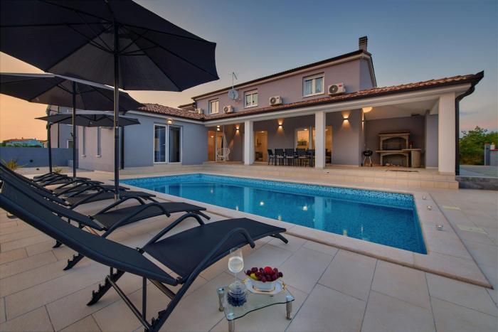 Villa Maas for 10 people near Pula with salt - water pool & pet friendly