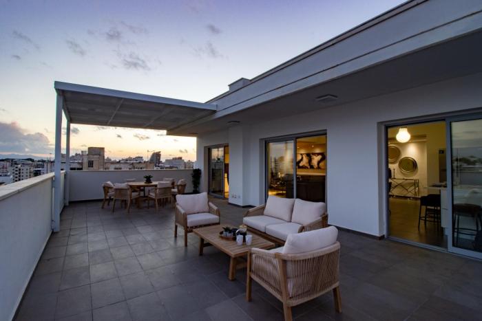 Top Floor Gem: 3BR, Huge Veranda