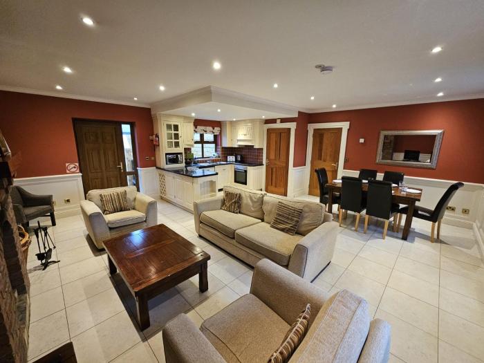 7 Clos Na Feirme Four Bedroom House With Hot Tub