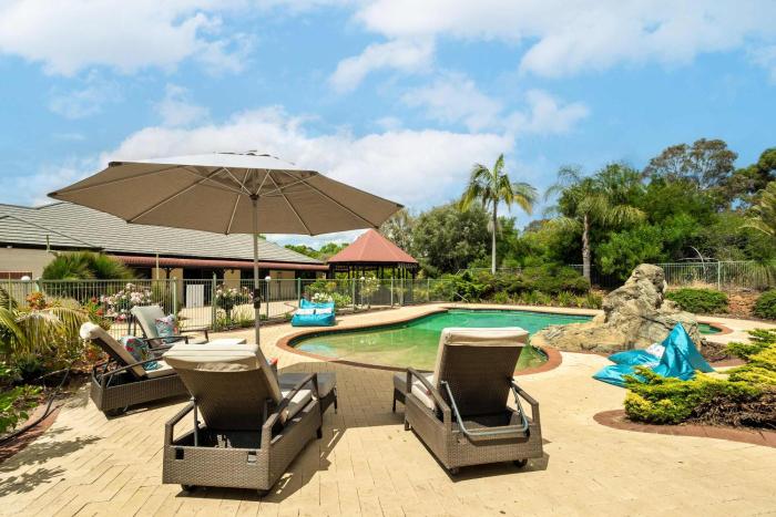 Carinya Cove - swimming pool, pet friendly, fireplace