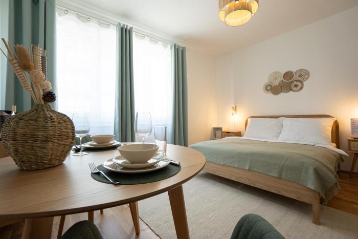 Bright Modern Studio in Center with a Queen Bed