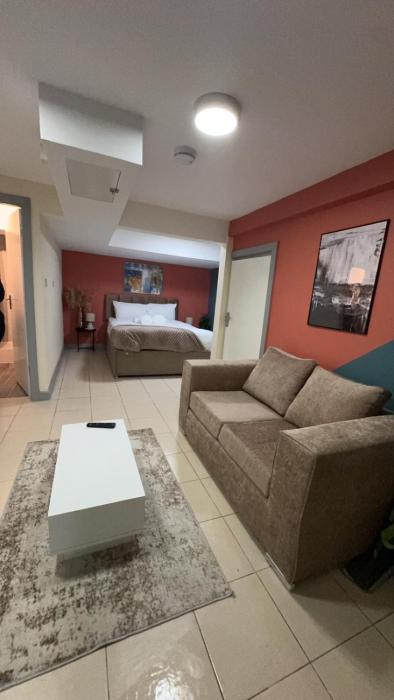 Large Studio for Contractors, Families, Relocation Near New Cross Hospital