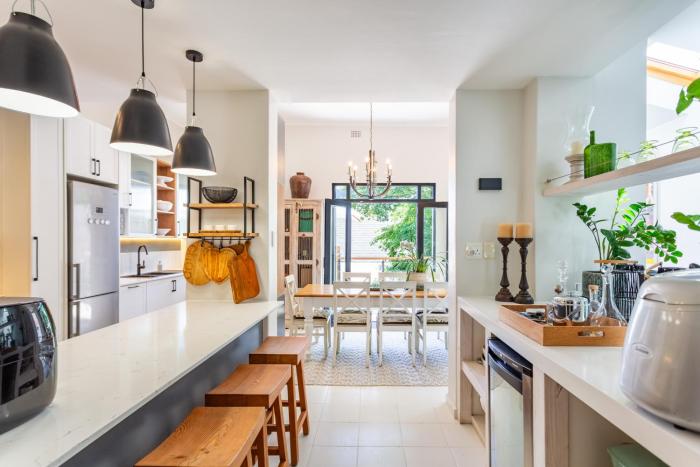 Home for 8 in central Green Point