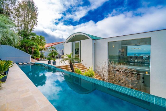 Architectural Masterpiece Overlooking La Jolla