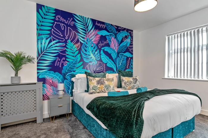 Stunning Two Bedroom-Free Parking-Central Location-Two Bathrooms-Close to Airport & Station