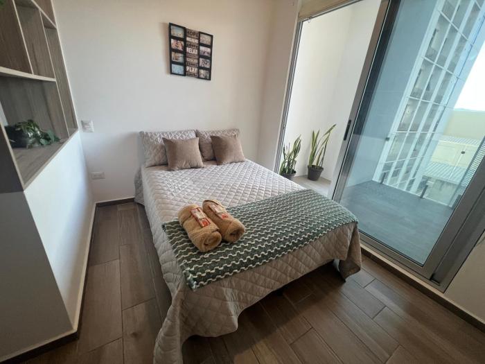 Apartamento a la par del aeropuerto con gran balcón 1 habitación!