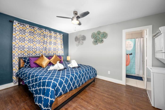 1BR King Bed Apt, Free Park Close to Medical Center