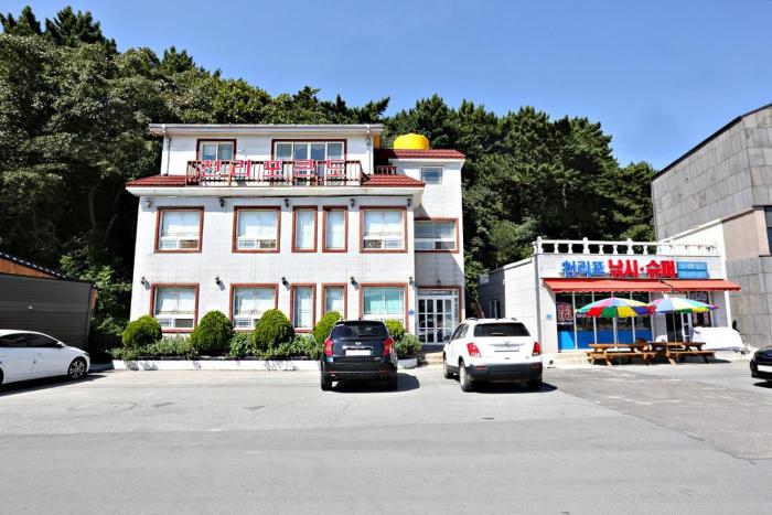 Taean Cheollipo Condon Pension