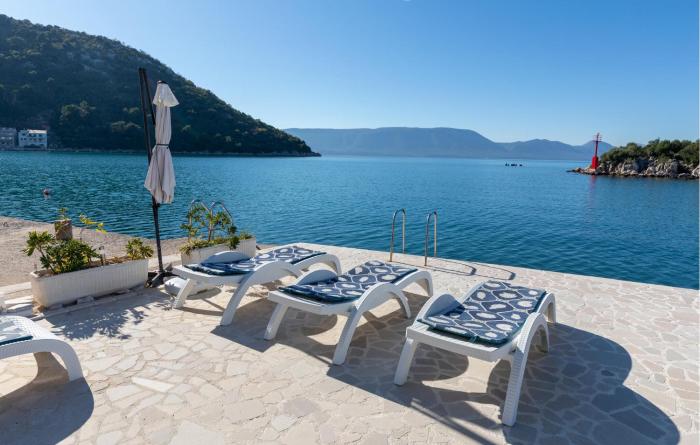 Three-Bedroom Apartment Blace With Sea View 06