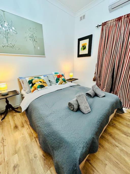 XL Massive Art-Filled Home in Central Area, WALK to Sliema, St Julians