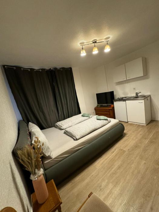 Möbliertes Zimmer mit TV, Internet & kompletter Ausstattung in Bonn-Mehlem