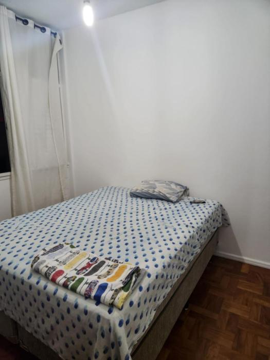Quarto privativo em apartamento bem localizado