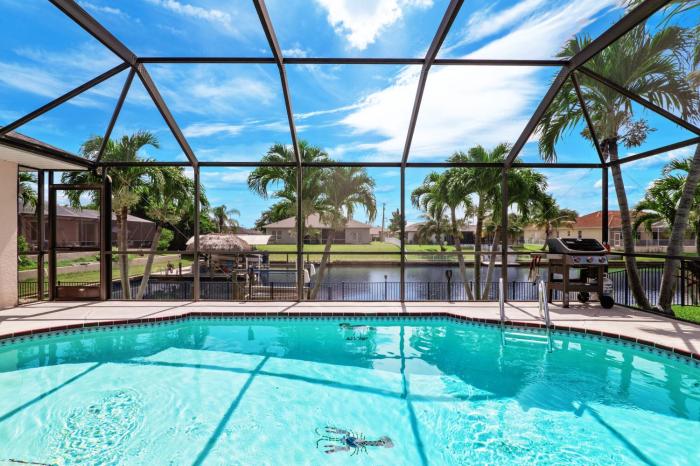Pelican Paradise! Waterfront, BBQ, Heated Pool, King Bed, Luxury, Family Fun & More