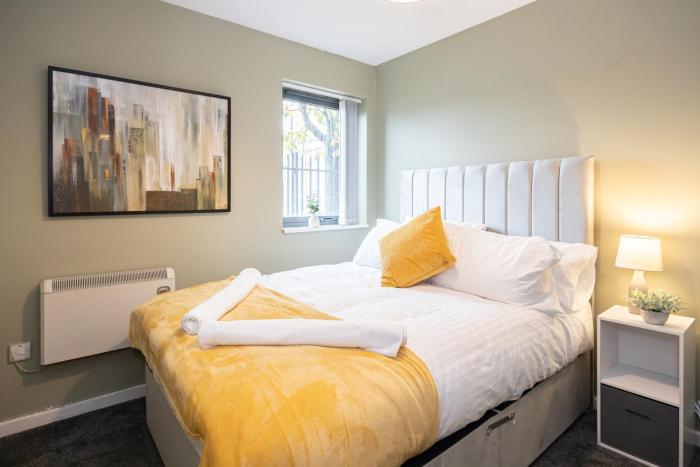 Manchester - Beautiful Serviced Apartment, Amazing Location, Close to Old Trafford, City Centre, Media City, Etihad, Coop Live, AO Arena, Salford Quays, sleeps up to 6, with Free Private Car Parking