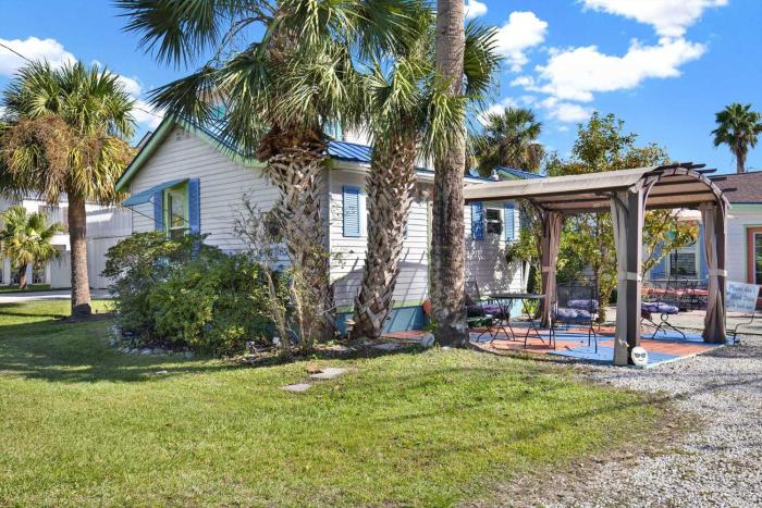 Suncatcher Cottage 1508-2nd Avenue A