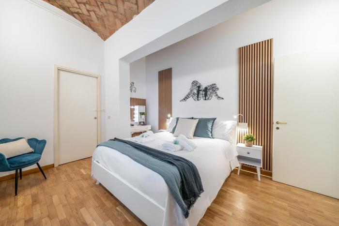 Martins Home - Historic Boutique Apartment with Free Parking, Fast Wi-Fi, AC, Perfect for Couples & Business in Modena Center