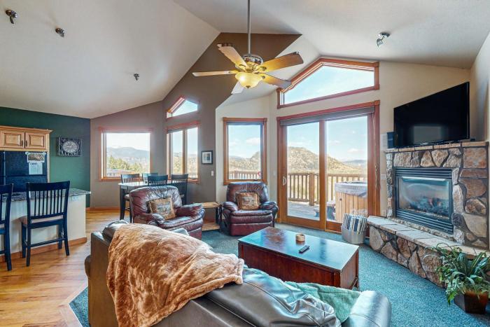 Two BR condo w Brand NEW HOT TUB and great views! Community pool perfect for kids