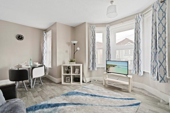 1 bed, close to Train Station & Common Park, sleeps 3