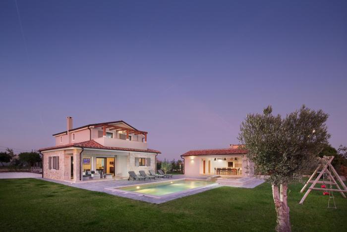 Villa Korat for 8 people in Central Istria with sauna & children playground
