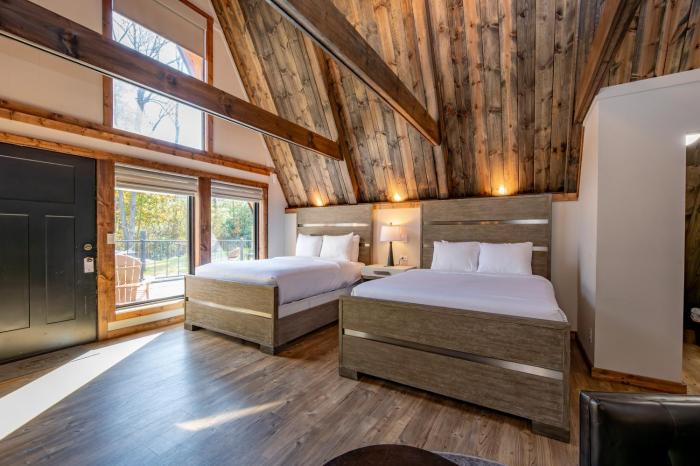 Cove Creek Lodge 211 Standard Double Queen Fireplace Room