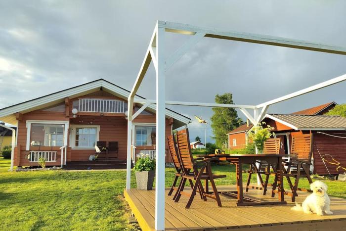 Hirsimökki harjulla