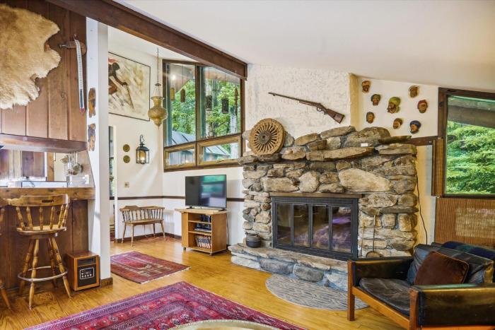 Perfect secluded 3 bedroom cozy getaway home Hawk Landing