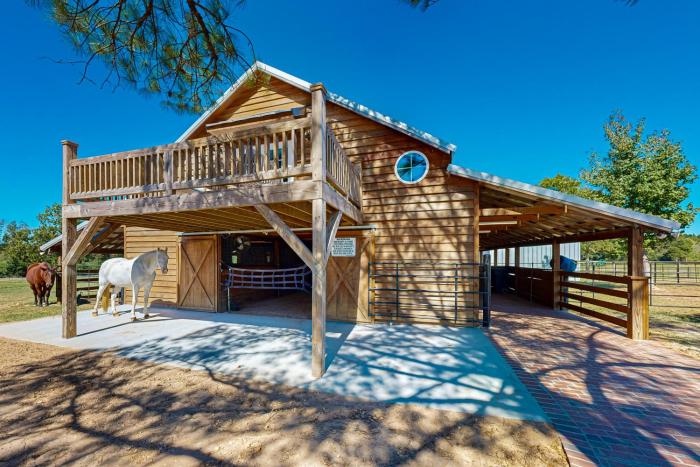 Historic Barn in Mississippi: Equestrian Getaway!
