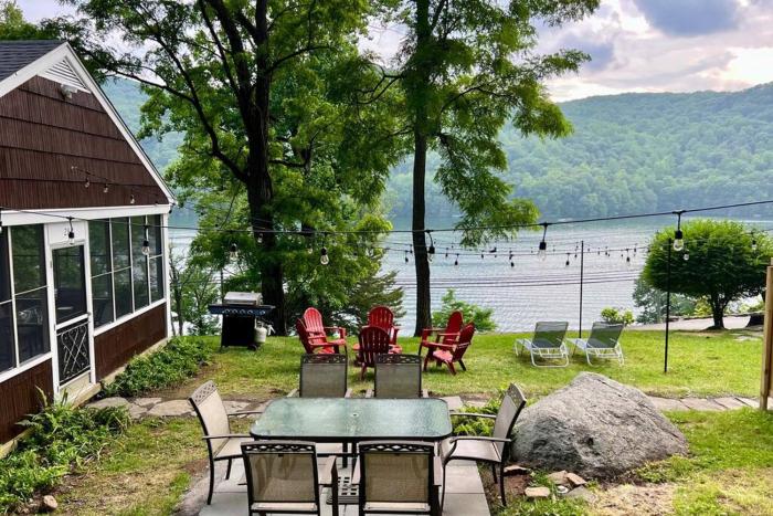 Brown House, Lake, Boat Dock, King Bed, Grill