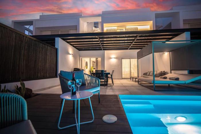 Luxe villa Playa Blanca Verwarmd zwembad Uitzicht op de bergen Rustige woonwijk