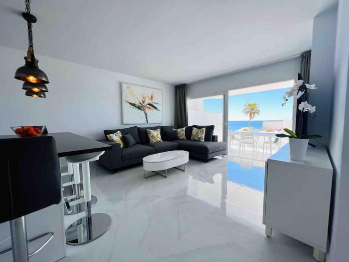 Modern, spacious 3 bedroom apartment with sea view