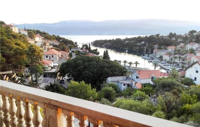 Amazing Apartment In Supetar-Splitska