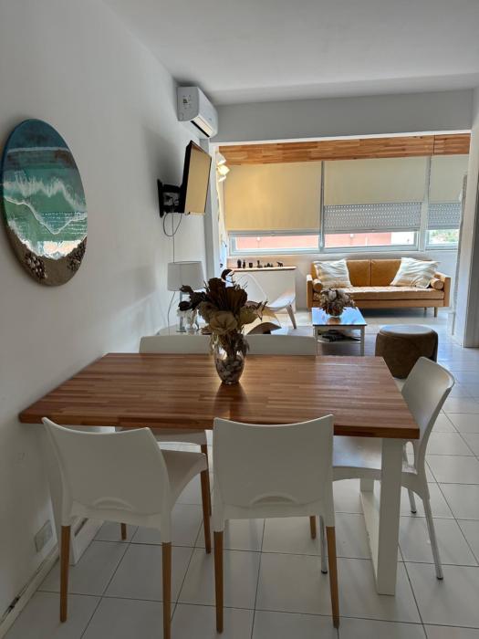 Enfrente al mar Servicio de playa Limpieza diaria Estacionamiento Sábanas y toallas Gimnasio Recepción 24 hs A pasos del puerto y Gorlero