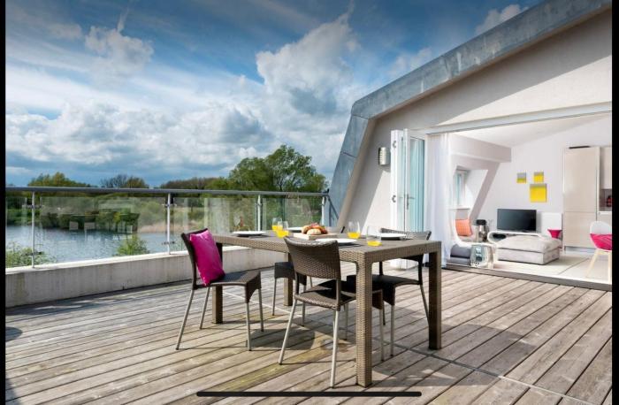 HM112 Penthouse Apartment with Lake View & free Spa Access- Lower Mill Estate Cotswolds