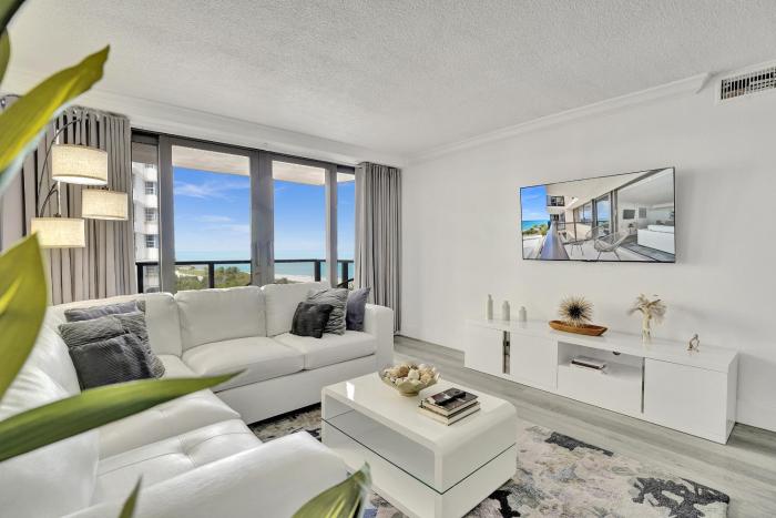 Charming Ocean View Condo Beach Service 806