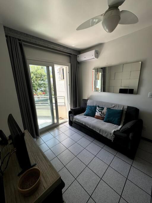 Ap no centrinho de Canasvieiras ,2 quadras mar