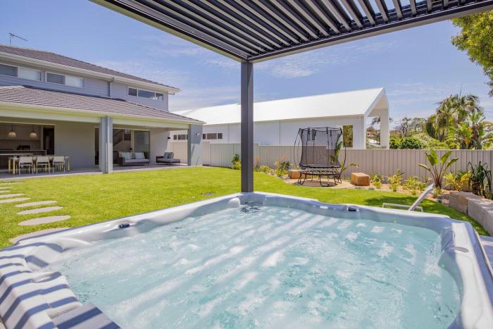 Shoreline Luxe - Refined Beachside Elegance with Spa