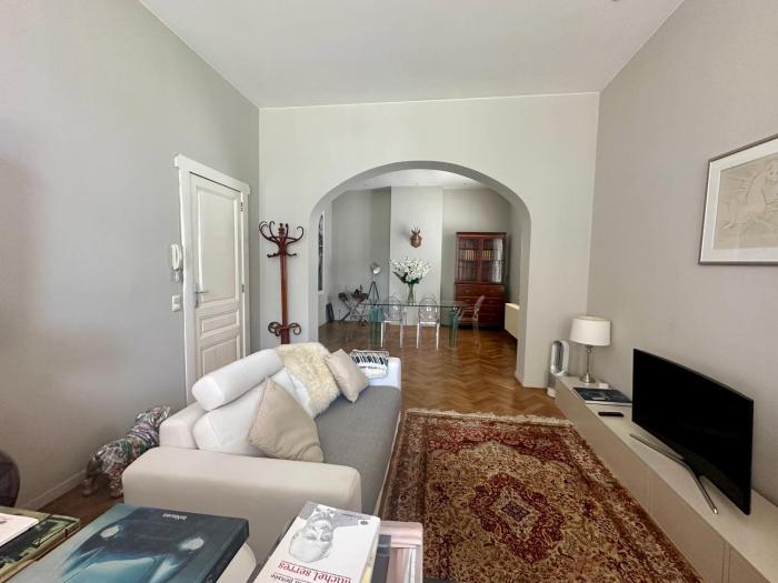 Beautiful luxurious 1 bedroom apartment in the heart of the European Quarter