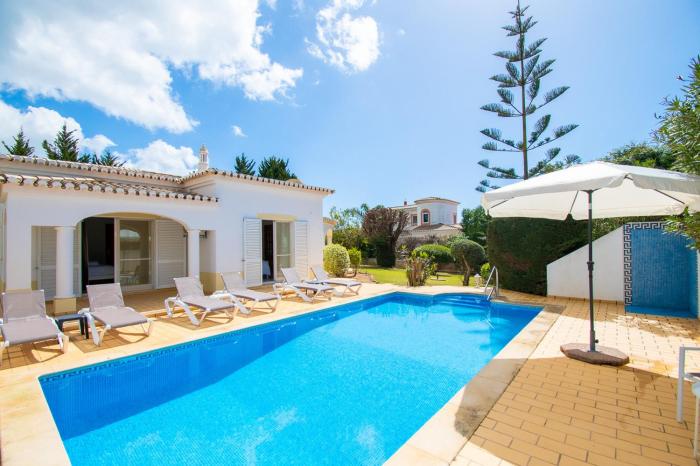Villa La Pausa - Serene 3-Bedroom Retreat with Heated Pool