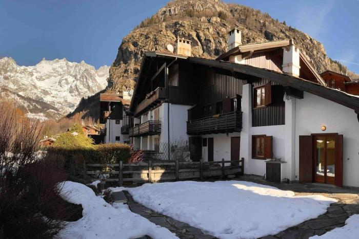 Splendido Alloggio con Giardino vista Monte Bianco